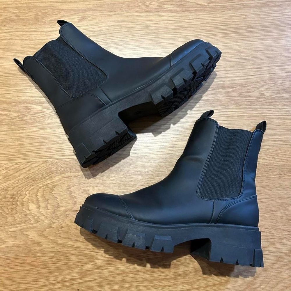SOLD A New Day chunky black winter chelsea boot 9 - Picture 1 of 8